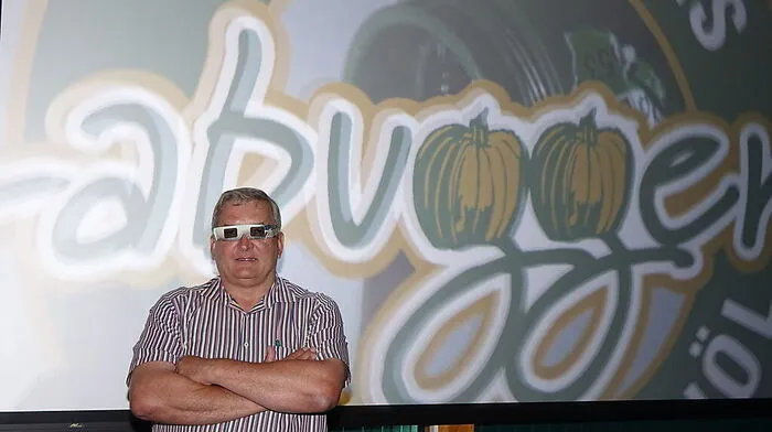 Franz Labugger in seinem neuen Kino. Allein in die Ton- und Vorführtechnik investierte er rund 8000 Euro 
