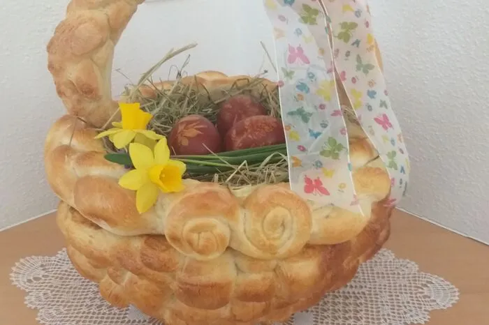 Mangelware Germ? Nicht bei Heidi Weninger in Pinggau. Ihr Osterkorb ist aus einem Kilo Germteig!