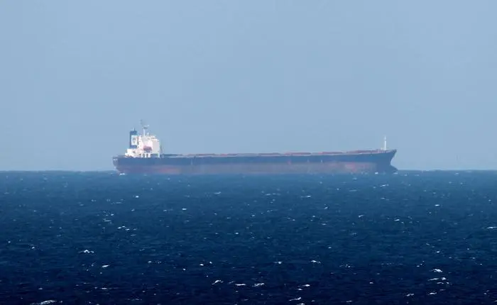 epa03060774 An Oil tanker is seen in the Strait of Hormuz from Khasab, Oman on 15 January 2012. Tehran has warned oil-producing Arab countries in the Persian Gulf against replacing Iranian oil if Western sanctions against it are implemented, a newspaper reported 15 January. Iranian generals have warned of possibly closing the Strait of Hormuz, a vital international oil route in the Persian Gulf, and blocking a considerable share of global oil exports, if oil sanctions were imposed.  EPA/ALI HAIDER,straße von hormus