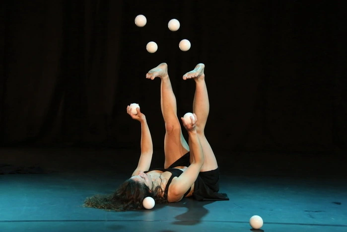 In „La Notte“, der langen Nacht der Kleinkunst, begeisterte Ariane Oechsner mit gewagten Jonglierspielen.