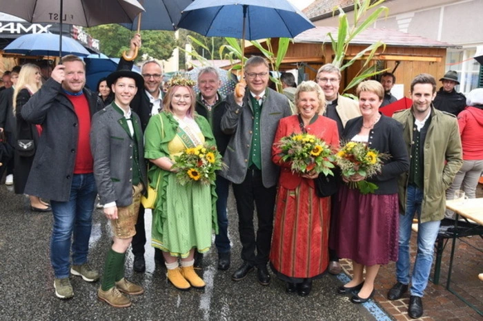 Beim anschließenden Winzerfest ließen sich trotz des eher schlechten Wetters zahlreiche Besucher die Laune nicht verderben.