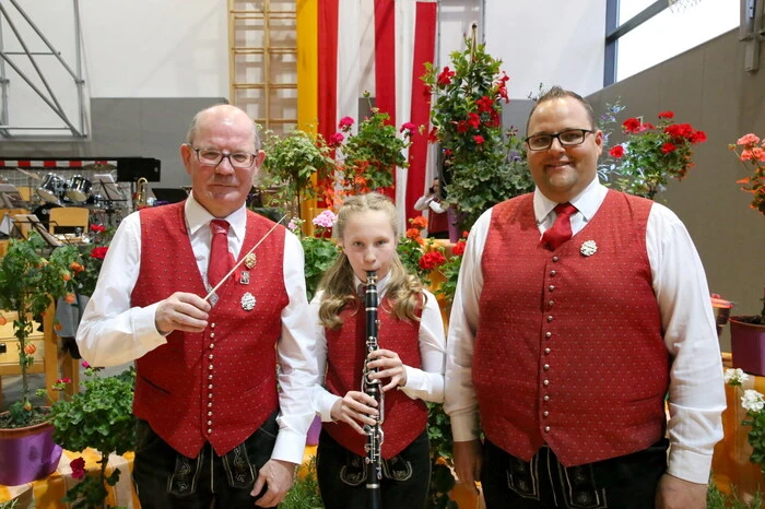 ... unter Obmann Martin Schiava (rechts) und Kapellmeister Günther Pachler (links) - am Foto mit Jungmusikerin Emmelie Fradeneck. 