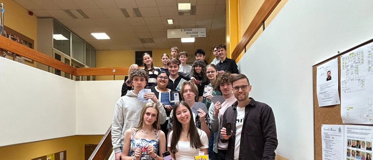 Die sechste Klasse des Gymnasiums Hartberg ist gemeinsam mit Klassenlehrer David Gamperl vom Smartphone auf allerlei Alternativen umgestiegen