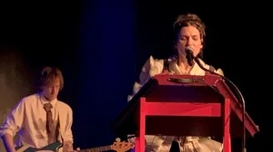 Anna Buchegger in den Kammerlichtspielen Klagenfurt (im Hintergrund Bassist Tobias Wöhrer)