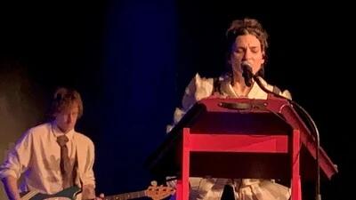 Anna Buchegger in den Kammerlichtspielen Klagenfurt (im Hintergrund Bassist Tobias Wöhrer)