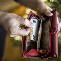 Symbolbild: Eine 24-Stunden-Betreuerin soll eine Geldtasche mit 1000 Euro gestohlen haben