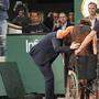 Alexander Zverev muss den Platz im Rollstuhl verlassen, Rafael Nadal (links) steht im Finale der French Open.