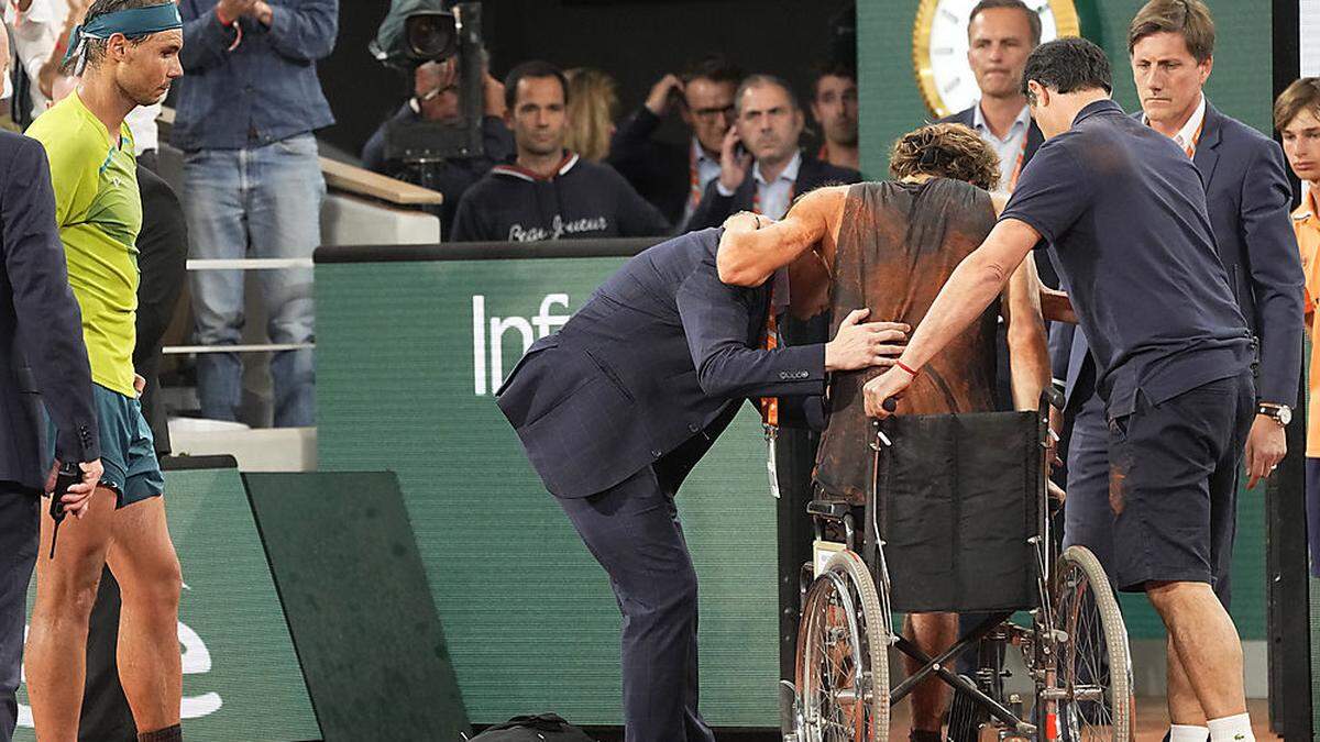 Alexander Zverev muss den Platz im Rollstuhl verlassen, Rafael Nadal (links) steht im Finale der French Open.