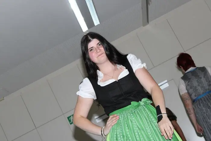 Höhepunkt war wieder die Modenschau der Schülerinnen und Schüler, bei der sie selbstgestaltete Kleidung präsentierten. 
