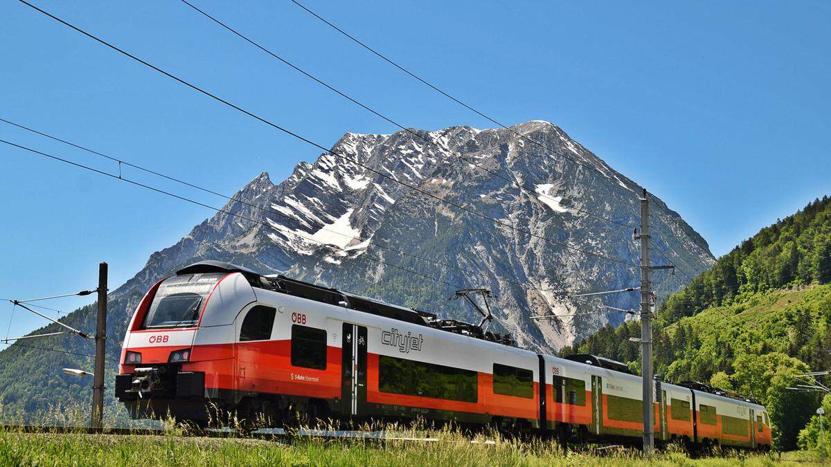 Ein Cityjet der ÖBB vor dem Grimming