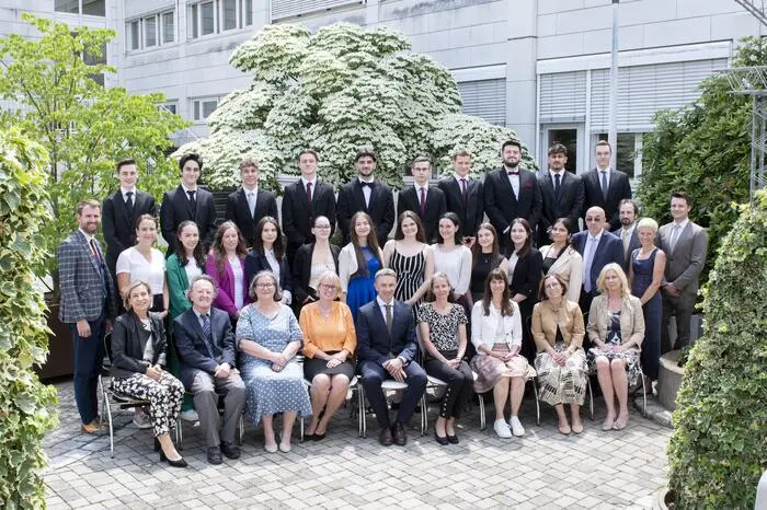 Die 5BJ-Klasse mit Klassenvorstand Elke Rössler: Taiba Albolha, Marcel Antunovic, Valentina Atschko, Matej Bilanovic, Alexander Brandner, Jessica Bullner, Moritz Delago, Ahmad Habash, Manuel Hartinger, Corina Herk, Elisa Huss, Collien Lang, Jasmin Löscher, Moritz Rannacher, Tristan Scherer, Katarina Tolo, Jakob Tscheppe, Tina Url, Kilian Wilhelm und Sara Zukic