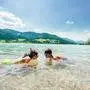 Zwei Kinder schnorcheln in einem See