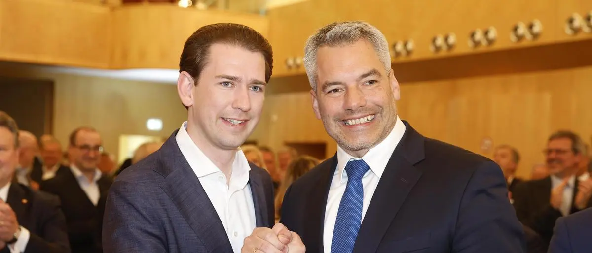 ABD0125_20250104 - WIEN - ÖSTERREICH: ++ ARCHIVBILD ++ ZU APA0177 VOM 4.1.2025 - Sebastian Kurz (l.) und Bundeskanzler Karl Nehammer (ÖVP) anl. einer Feier am Samstag, 07. Mai 2022, in Graz. Karl Nehammer zieht sich nach dem Abbruch der Koalitionsverhandlungen mit der SPÖ als Kanzler und ÖVP-Chef "in den nächsten Tagen" zurück. (ARCHIVBILD VOM 7.5.2022) - FOTO: APA/ERWIN SCHERIAU
