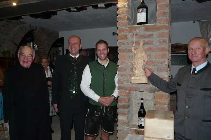 Herbert Zechner (rechts) schnitzte für die WeinoThek den Heiligen Urban, den Schutzpatron der Winzer