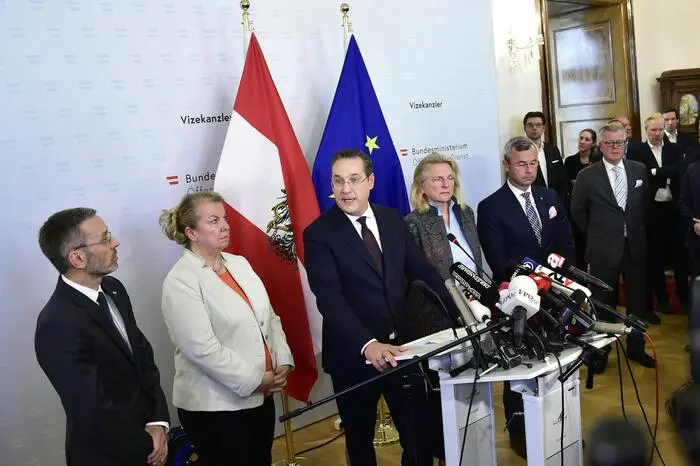 "Ja, das war ein gezieltes politisches Attentat", sagte Strache in seiner Erklärung und kündigte mehrere rechtliche Schritte an. Strache entschuldigte sich bei allen Geschädigten sowie bei seiner Frau.