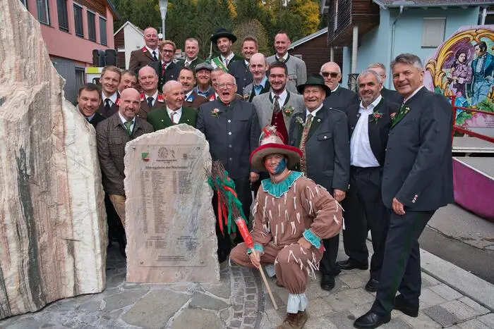 Im Mittelpunkt stand dabei die Freiung: ein geschnitzter Holzarm, der ein Schwert in der Hand hält und beim Festzug zum Markt getragen wurde.