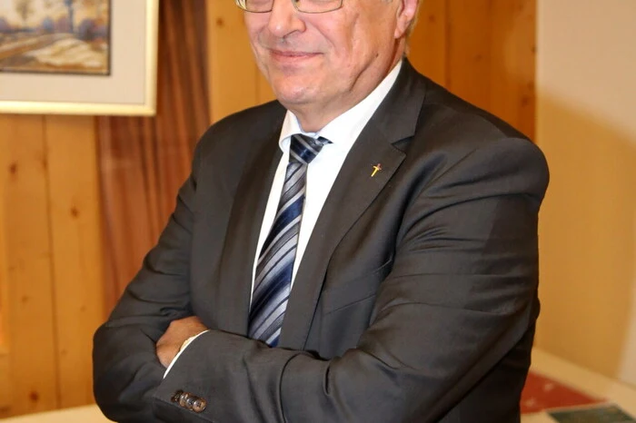 „Wir müssen uns vom Gegeneinander zum Mit-und Füreinander bewegen. Religionen sollen einen Beitrag zum Frieden geben“, so der Bischof in seinen Ausführungen.