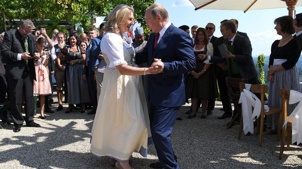 Im Jahr 2018 tanzte Putin noch mit Österreichs Außenministerin Karin Kneissl auf deren Hochzeit