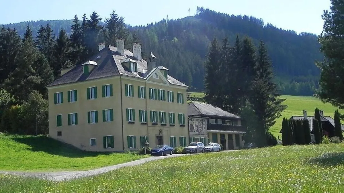 Dieses Hammerherrenhaus in der Gemeinde Gaal kann für knapp eine Million Euro erworben werden. Die Nähe zum Red-Bull-Ring sorgt auch bei Investoren für Interesse