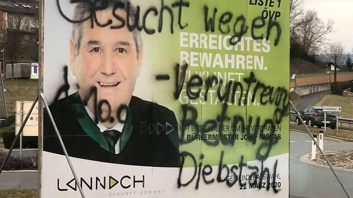 Mit schwarzer Farbe wurde das Wahlplakat der ÖVP in Lannach beschmiert