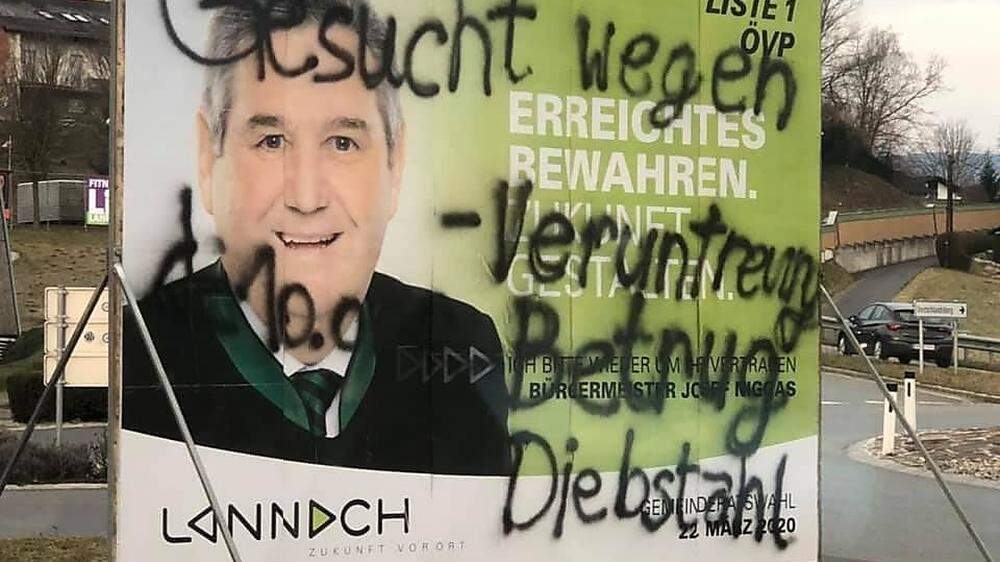 Mit schwarzer Farbe wurde das Wahlplakat der ÖVP in Lannach beschmiert