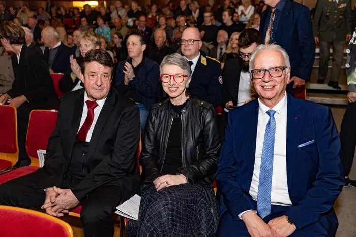 Gaby Schaunig (Mitte) mit Ehemann Hans (links) und Reinhart Rohr waren von den Darbietungen der Militärmusik begeistert