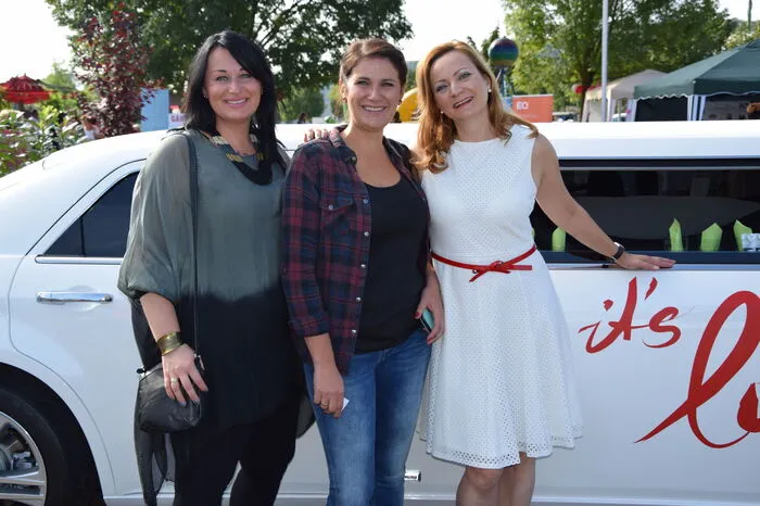 Romana Gutmann (Mitte) wurde als Gewinnerin der im Vorfeld veranstalteten Verlosung mit einer Limousine zu It´s lady time gebracht.