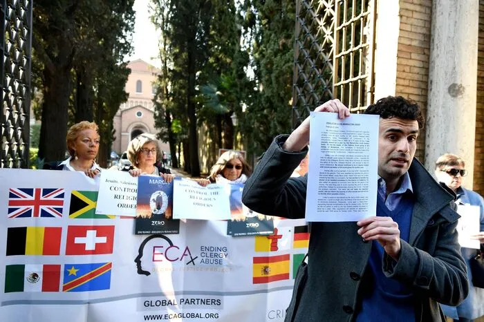 Opferschutzverbände und selbst Betroffene fordern null Toleranz, was Missbrauch in der katholischen Kirche betrifft - und Aufarbeitung aller bereits geschehenen Taten.