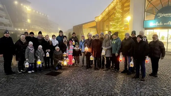 Einheimische und Thermengäste erlebten die besondere Weihnachtsstimmung bei der Laternenwanderung zum festlich geschmückten Weihnachtshaus der Familie Wimmer in Bad Loipersdorf.