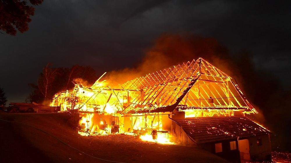 Das Wirtschaftsgebäude wurde ein Raub der Flammen