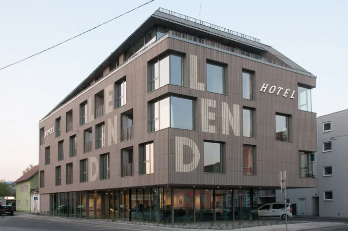 ... oder am Tag: Das neue Hotel von Helmut Marko ist gut sichtbar, wenn man vom Lendplatz in Richtung Norden fährt.