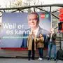 Doris Kampus, Anton Lang und Wahlkampfleiter Florian Seifter (SPÖ) vor dem Landeshauptmann-Wahlplakat 