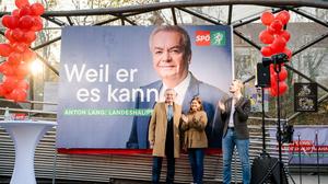 Doris Kampus, Anton Lang und Wahlkampfleiter Florian Seifter (SPÖ) vor dem Landeshauptmann-Wahlplakat 