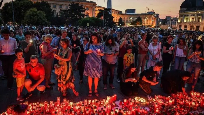 Protestierende Rumänen vor dem Innenministerium in Bukarest