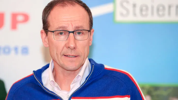 "Sie ist falsch gelaufen, scheiße, verdammte Hütte noch einmal. Wo ist die denn hingelaufen jetzt? Hattigucki noch einmal. Alles aus - mein Gott na." ORF-Co-Kommentator Alois Stadlober bei der Live-Übertragung des Rennens seiner Tochter und Langläuferin Theresa bei den Olympischen Spielen.