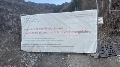 Eine von der Wildbach- und Lawinenverbauung abgesperrte Baustelle am Grafenbach in Gaimberg