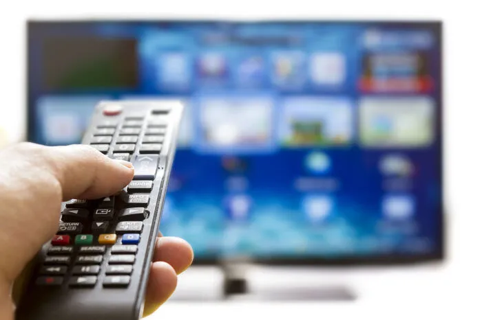 Im Wohnzimmer. Lassen Sie sich nicht ablenken. Nichts spricht nach einem langen Arbeitstag gegen IhreLieblingsserie oder den einen Film, den Sie im Kino leiderversäumt haben. Aber seien Sie dabei aufmerksam und konzentriert und lassen Sie sich nicht etwa von Handy &amp; Co. ablenken. Auch beim Zappen verschwendet man mehr Zeit, als man glauben will. Am besten, Sie setzen sich selbst ein Limit, bis wann der Fernseher laufen darf.