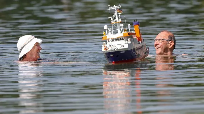 Schiffchen im Wasser plätschern zu lassen ist derzeit der beste Weg, der Hitze zu trotzen. Und wohl der vergnüglichste.