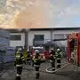 Die Feuerwehr ist mit Atemschutzmasken im Einsatz