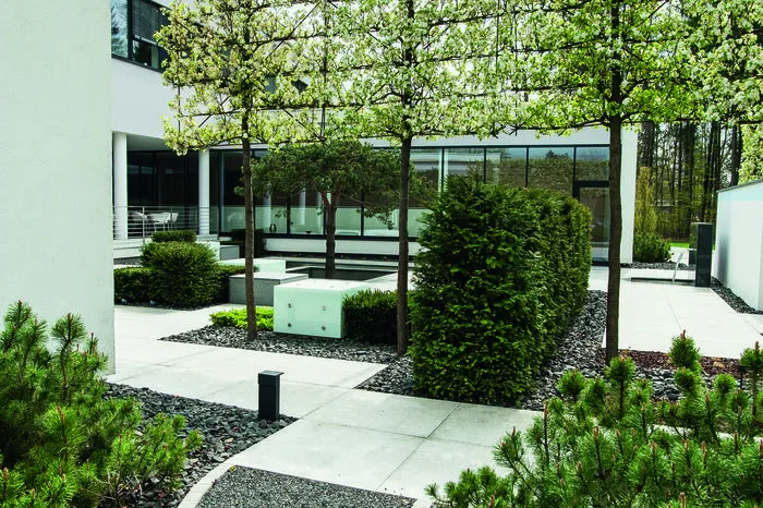Um sich in den Arbeitspausen zu entspannen, hat ein deutsches Chemieunternehmen für seine rund 300 Mitarbeiter einen Garten anlegen lassen. Zwischen den Flügeln des Bürogebäudes wurde ein Innenhof geschaffen, der das Firmengelände ausblendet.