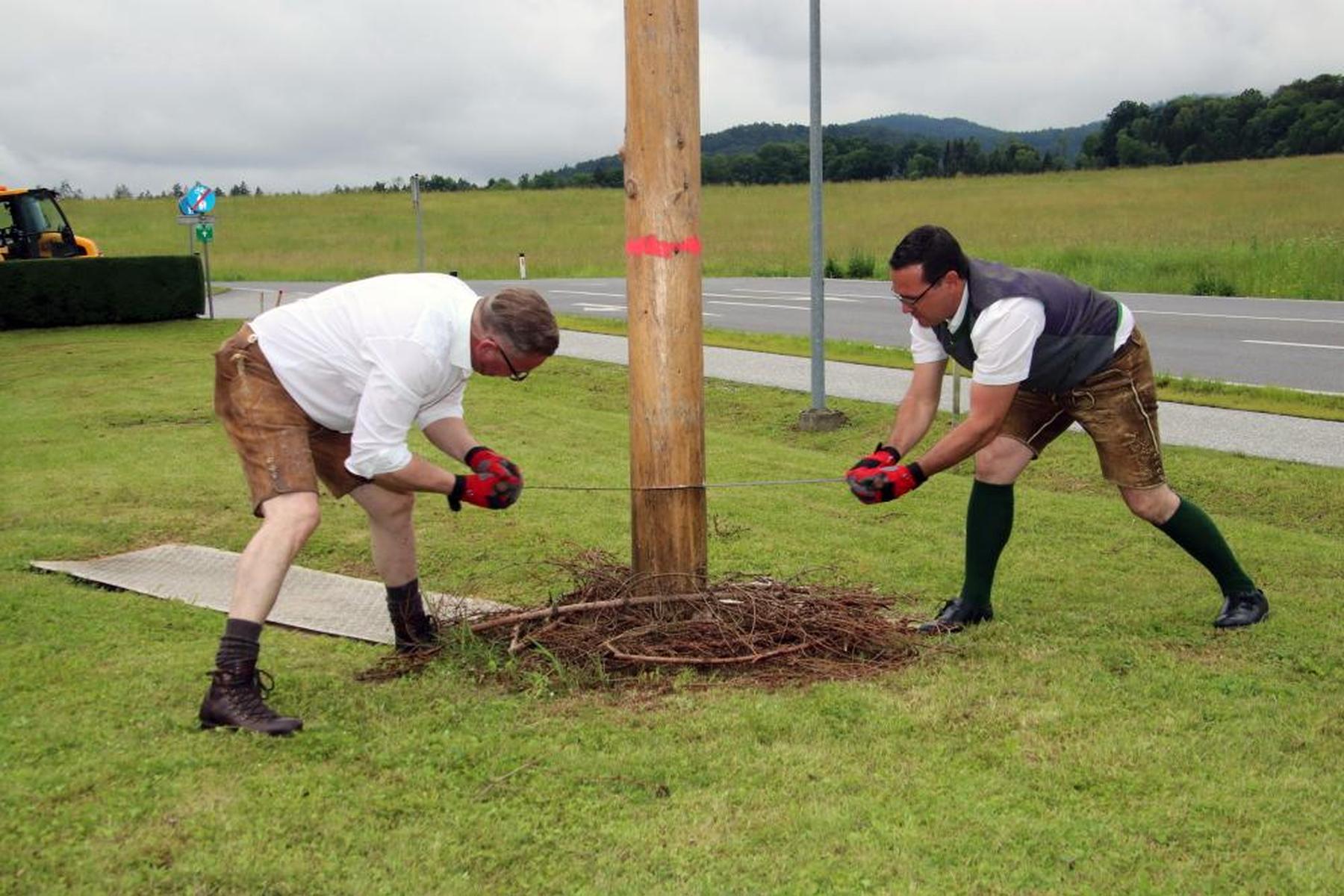 Piber: Bürgermeister und sein Vize schnitten den Maibaum um