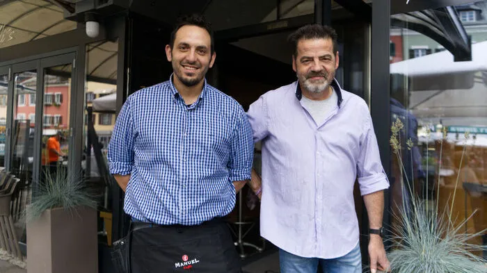 Luca Casanova-Borca (links) ist der gastronomische Leiter des Petrocelli’s, Mariano de Bona fährt mit seinem E-Scooter zwischen den Cafès hin und her