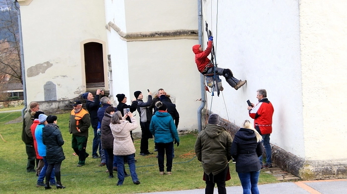 Nach monatelanger Restaurierungsphase sind nun die letzten Teile der Kirche wieder in Stallhofen. Klicken Sie sich durch weitere Bilder.