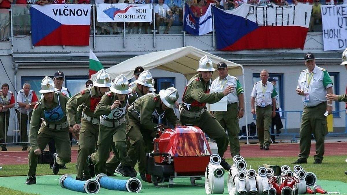 Sapnnende Wettkämpfe vor vollen Tribünen prägen die internationalen Feuerwehrwettkämpfe für große und jüngere Florianijünger