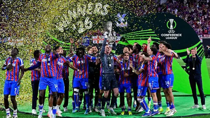 Oliver Glasner (rechts) gewann mit Crystal Palace einen weiteren Titel
