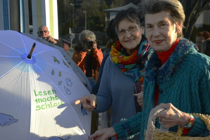Gudrun Habenicht von der Kindermalschule konnte die Kunstwerke kürzlich an Projekt-Initiatorin Heidrun Kondrad übergeben.
