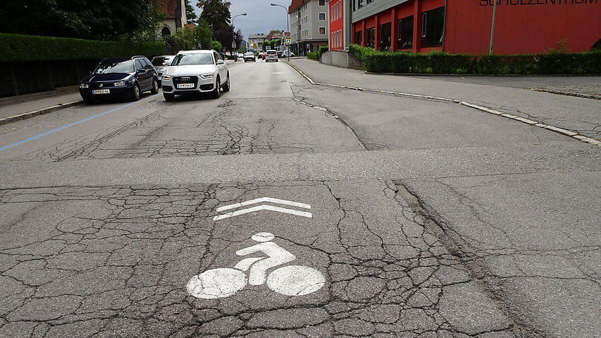 Radwegmarkierung in der 10.-Oktober-Straße