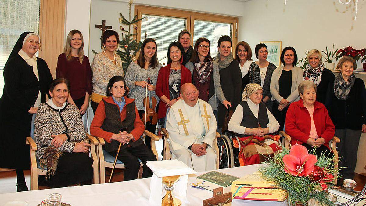 Gottesdienst mit dem Vokal-insturmental Ensemble PIS, Oberin Tolmaier (links) und Pfarrer Wutte