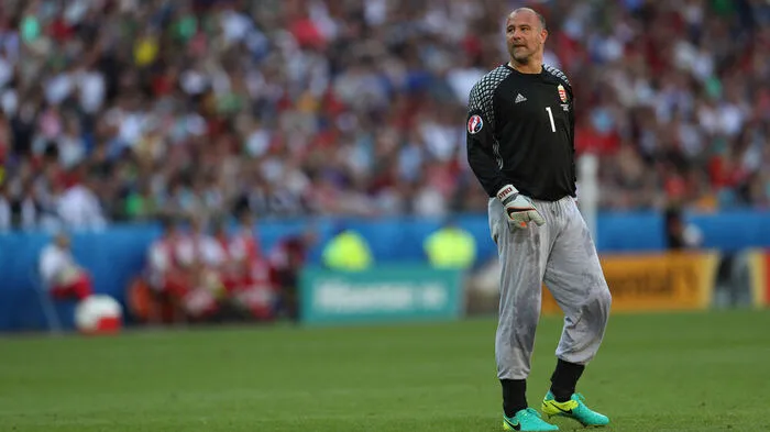 Kiraly tritt zurück, spielt aber weiter