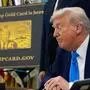 US-Präsident Donald Trump mit seiner „Gold Card“ im Hintergrund | US-Präsident Donald Trump mit seiner „Gold Card“ im Hintergrund (Archivbild)
